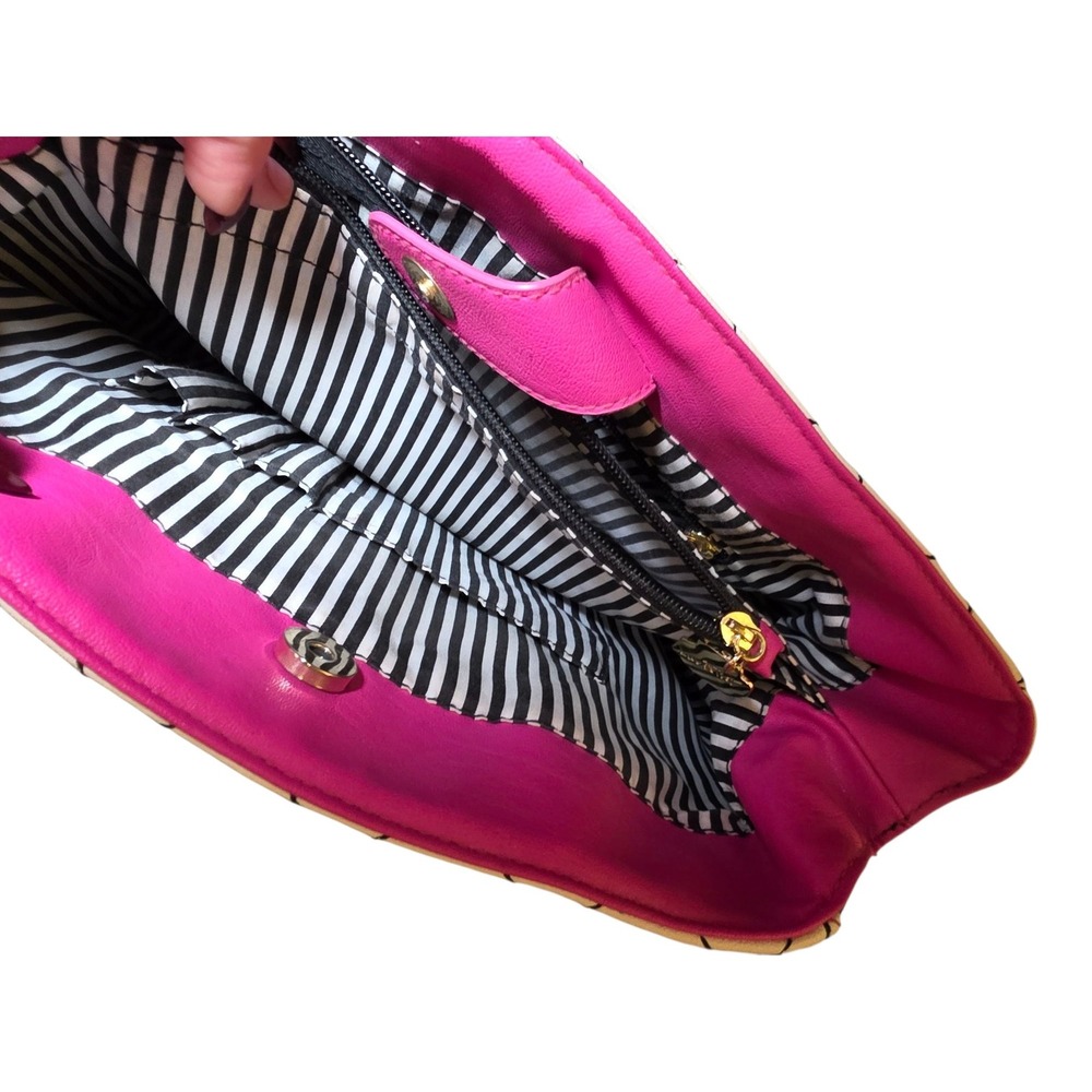 Betsey Johnson Satchel Purse Quilted Heart Print Crossbody Bag MINT condition - Picture 5 of 6
